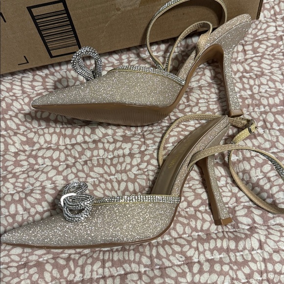 Dream Pairs Glittery gold Heels with Bow, new 8.5 - Picture 3 of 6